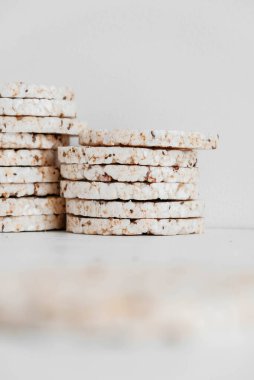 Yuvarlak diyet cipsleri beyaz arka planda. Yuvarlak şekilli tahıl ekmeği, mayasız sağlıklı yiyecek. Kopyala, metin için boşluk.