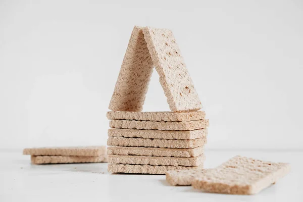 Chrupiący Chleb Żytni Białym Drewnianym Tle Kopiowanie Puste Miejsce Tekst — Zdjęcie stockowe