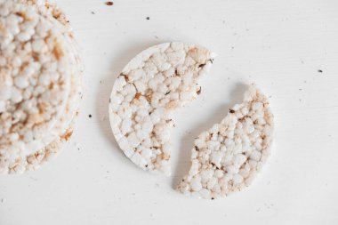 Beyaz arka planda yuvarlak diyet gevrek. Yuvarlak şekilli tahıl ekmeği, mayasız sağlıklı yiyecek. Üst Manzara. Kopyala, metin için boşluk