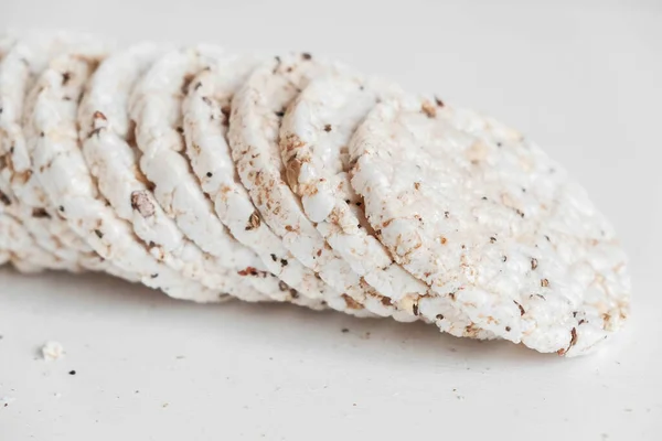 Okrągłe chrupki dietetyczne na białym tle. Okrągły chleb zbożowy, zdrowa żywność bez drożdży. Kopiowanie, puste miejsce na tekst — Zdjęcie stockowe