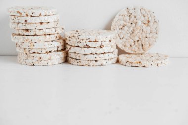 Yuvarlak diyet cipsleri beyaz arka planda. Yuvarlak şekilli tahıl ekmeği, mayasız sağlıklı yiyecek. Kopyala, metin için boşluk