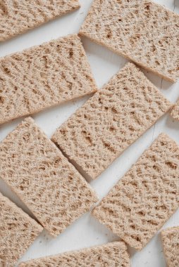 Beyaz ahşap arka planda çavdar ekmeği. Üst Manzara. Kopyala, metin için boşluk.