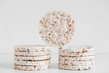 Yuvarlak diyet cipsleri beyaz arka planda. Yuvarlak şekilli tahıl ekmeği, mayasız sağlıklı yiyecek. Kopyala, metin için boşluk.