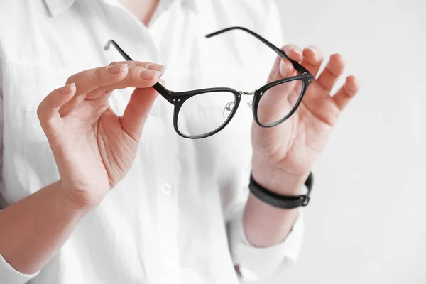 Femme Tenant Des Lunettes Optiques Dans Cadre Noir Sur Fond — Photo