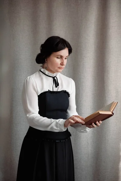 Porträt Einer Frau Vintage Stil Gekleidet Mit Einem Buch Der — Stockfoto