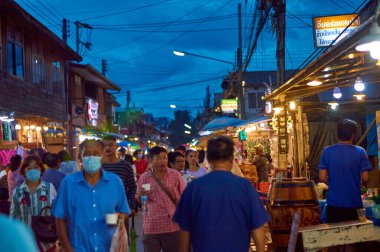 LOEI CHIANG KHAN THAILAND-18 ECTOBER 2020: Chiang Khan Yürüyen Caddesi Mekong Nehri boyunca çeşitli ürün ve restoranlar sunuyor, Chiang Khan kültürel turizm merkezi olarak bilinir..