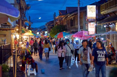 LOEI CHIANG KHAN THAILAND-18 ECTOBER 2020: Chiang Khan Yürüyen Caddesi Mekong Nehri boyunca çeşitli ürün ve restoranlar sunuyor, Chiang Khan kültürel turizm merkezi olarak bilinir..