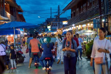 LOEI CHIANG KHAN THAILAND-18 ECTOBER 2020: Chiang Khan Yürüyen Caddesi Mekong Nehri boyunca çeşitli ürün ve restoranlar sunuyor, Chiang Khan kültürel turizm merkezi olarak bilinir..