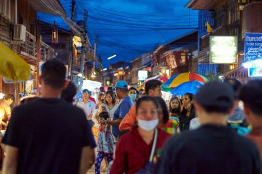 LOEI CHIANG KHAN THAILAND-18 ECTOBER 2020: Chiang Khan Yürüyen Caddesi Mekong Nehri boyunca çeşitli ürün ve restoranlar sunuyor, Chiang Khan kültürel turizm merkezi olarak bilinir..