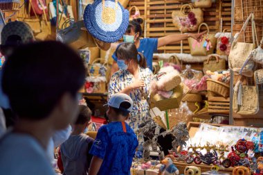 LOEI CHIANG KHAN THAILAND-18 ECTOBER 2020: Chiang Khan Yürüyen Caddesi Mekong Nehri boyunca çeşitli ürün ve restoranlar sunuyor, Chiang Khan kültürel turizm merkezi olarak bilinir..