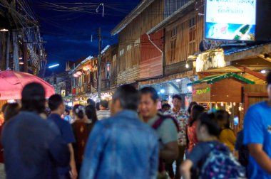 LOEI CHIANG KHAN THAILAND-18 ECTOBER 2020: Chiang Khan Yürüyen Caddesi Mekong Nehri boyunca çeşitli ürün ve restoranlar sunuyor, Chiang Khan kültürel turizm merkezi olarak bilinir..