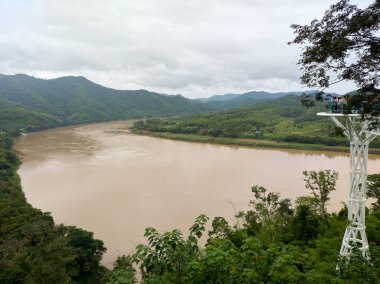 LOEI CHIANG KHAN THAILAND-19 EKİM 2020: Gökyüzü Yürüyüşü Chiang Khan turistler için Mekong Nehri 'nin güzelliğini tatmak için bir deneme başlattı. Turizmin yeni bir simgesi.