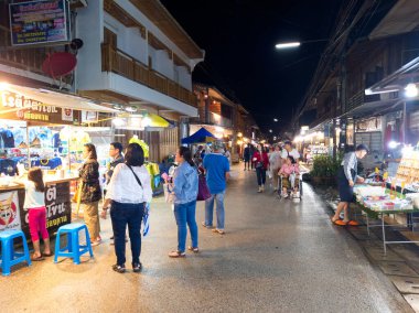 LOEI CHIANG KHAN THAILAND-18 ECTOBER 2020: Chiang Khan Yürüyen Caddesi Mekong Nehri boyunca çeşitli ürün ve restoranlar sunuyor, Chiang Khan kültürel turizm merkezi olarak bilinir..