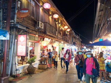 LOEI CHIANG KHAN THAILAND-18 ECTOBER 2020: Chiang Khan Yürüyen Caddesi Mekong Nehri boyunca çeşitli ürün ve restoranlar sunuyor, Chiang Khan kültürel turizm merkezi olarak bilinir..