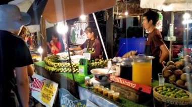 LOEI CHIANG KHAN THAILAND-18 ECTOBER 2020: Chiang Khan Yürüyen Caddesi Mekong Nehri boyunca çeşitli ürün ve restoranlar sunuyor, Chiang Khan kültürel turizm merkezi olarak bilinir..