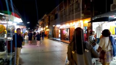 LOEI CHIANG KHAN THAILAND-18 ECTOBER 2020: Chiang Khan Yürüyen Caddesi Mekong Nehri boyunca çeşitli ürün ve restoranlar sunuyor, Chiang Khan kültürel turizm merkezi olarak bilinir..