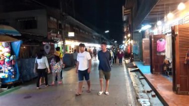 LOEI CHIANG KHAN THAILAND-18 ECTOBER 2020: Chiang Khan Yürüyen Caddesi Mekong Nehri boyunca çeşitli ürün ve restoranlar sunuyor, Chiang Khan kültürel turizm merkezi olarak bilinir..