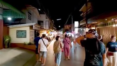 LOEI CHIANG KHAN THAILAND-18 ECTOBER 2020: Chiang Khan Yürüyen Caddesi Mekong Nehri boyunca çeşitli ürün ve restoranlar sunuyor, Chiang Khan kültürel turizm merkezi olarak bilinir..