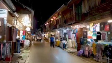 LOEI CHIANG KHAN THAILAND-18 ECTOBER 2020: Chiang Khan Yürüyen Caddesi Mekong Nehri boyunca çeşitli ürün ve restoranlar sunuyor, Chiang Khan kültürel turizm merkezi olarak bilinir..