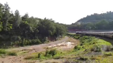 NAKHON RATCHASIMA THAILAND 22 EKİM 2020: tren tren istasyonundan kalkıyor. Yüksek direk yapısı Bangkok 'tan Nakhon Ratchasima' ya uzanan yeni bir yüksek hızlı demiryolu..