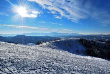 güzel kış manzara karla kaplı dağlar ve güneş ile