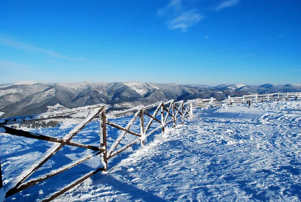 Bela vista do cume de montanha coberto de neve no inverno — Fotografia de Stock