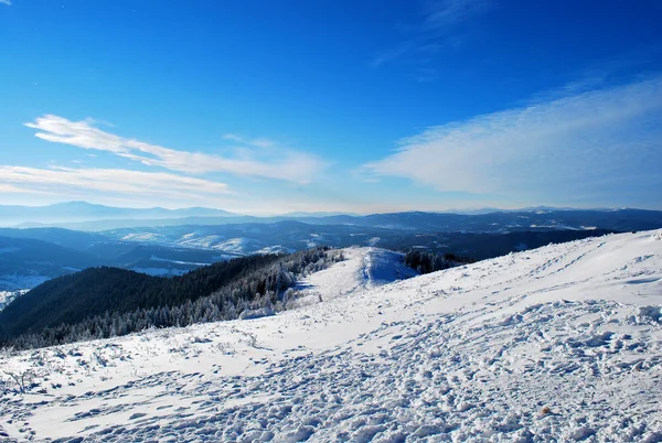 아름다운 겨울 풍경 과 눈덮인 산들 — 스톡 사진