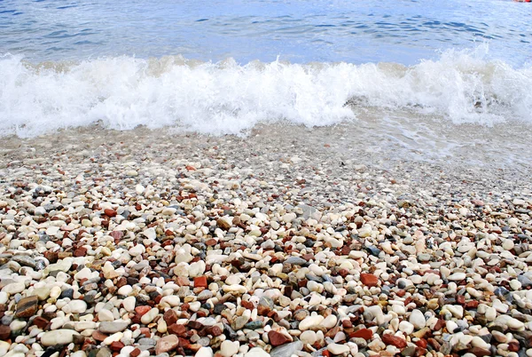 Surf on the rocky beach — Stock Photo, Image