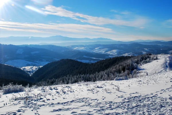아름다운 겨울 풍경 과 눈덮인 산들 — 스톡 사진