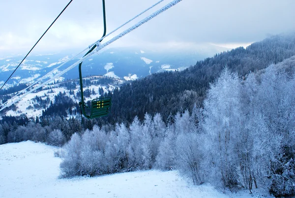 Teleférico até o topo das montanhas Cárpatas cobertas de neve no inverno — Fotografia de Stock