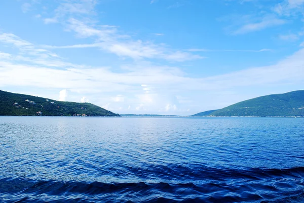 sınırsız mavi deniz yüzeyi ve dağ güzel Akdeniz deniz manzara