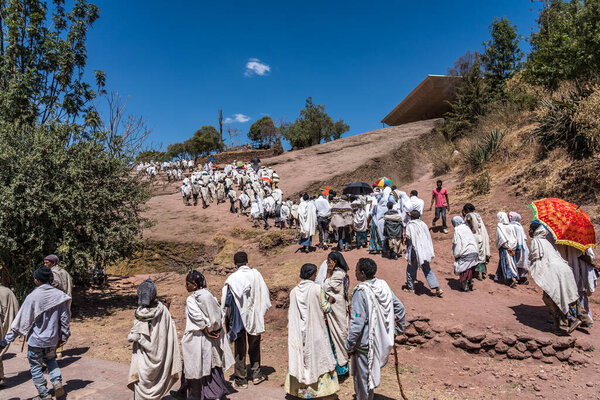 Лалибела, Эфиопия - 13 февраля 2020 года: Эфиопский народ на дорогах Лалибела в Эфиопии, Африка