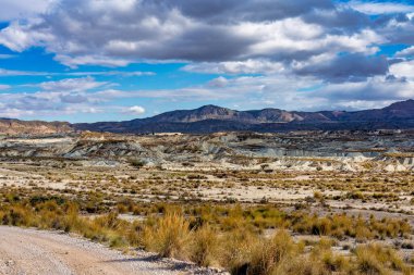 İspanya 'da Murcia yakınlarındaki Abanilla ve Mahoya Çorak Toprakları. Bin yıl boyunca suyun aşındırıcı kuvvetiyle ay yüzeyinin oluştuğu bir alan..