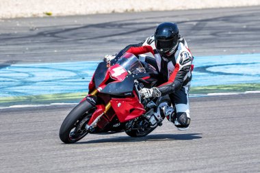 Hockenheim, Almanya - 27 Haziran 2019: Baden-Wurttemberg yarış merkezinde ya da Hockenheimring 'de motosiklet yarışı, Hockenheim şehrinde insanlar için bir yarış pisti