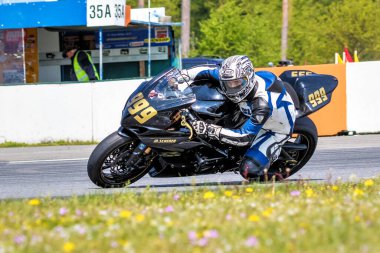 Hockenheim, Almanya - 27 Haziran 2019: Baden-Wurttemberg yarış merkezinde ya da Hockenheimring 'de motosiklet yarışı, Hockenheim şehrinde insanlar için bir yarış pisti