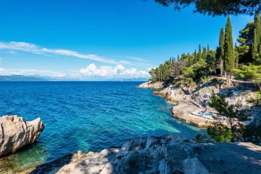 Trpanj, Hırvatistan - 14 Haziran 2020: Dalmaçya bölgesindeki pitoresk Adriyatik kıyıları. Trpanj kasabası Peljesac Yarımadası 'nda pitoresk bir tatil köyüdür.