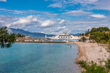 Trpanj, Hırvatistan - 16 Haziran 2020: Dalmaçya bölgesindeki pitoresk Adriyatik kıyıları. Trpanj kasabası Peljesac Yarımadası 'nda pitoresk bir tatil köyüdür.