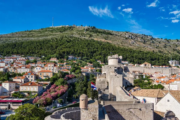 2020年6月20日 クロアチアの中世の城壁都市ドゥブロヴニクの城壁を歩く — ストック写真