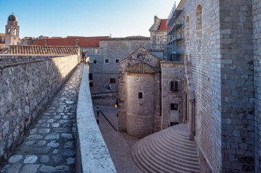 Dubrovnik, Hırvatistan - 20 Haziran 2020: Dubrovnik Hırvatistan 'daki Dominik Manastırı' na giden Iconiç adımları, Ploce Gate 'ten kentin duvarlarına girerken turistleri karşılayan ilk manzaralardan biri..