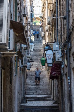 Dubrovnik, Hırvatistan - 21 Haziran 2020: Eski Dubrovnik Şehri. Hırvatistan 'ın Dalmaçya bölgesindeki ortaçağ kasabasının dar sokakları
