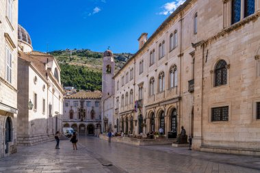 Dubrovnik, Hırvatistan - 21 Haziran 2020: Dubrovnik, Hırvatistan: Stradun 'un ana caddeden çıkışında eski saat kulesi olan Luza Meydanı' nda 31 metre yüksekliğinde bulunabilir. 1444 'te inşa edilmiş..