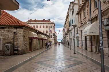 Split, Hırvatistan - 22 Haziran 2020: Turistler deniz kenarındaki eski bir kentin sokaklarında geziniyorlar