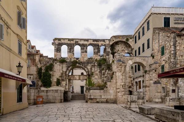 Split, Hırvatistan - 22 Haziran 2020: Hırvatistan 'ın Split kentindeki Diocletian Sarayı' nın doğu girişi