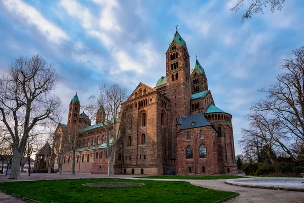 Speyer, Almanya 'daki Katedral. Resmi olarak Hüküm ve Aziz Stephen 'ın İmparatorluk Katedrali Bazilikası ya da Almanca' da kısaca Dom zu Speyer.