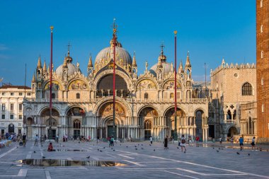 Venedik, İtalya - 29 Haziran 2020: St. Mark Meydanı, San Marco St. Mark Bazilikası, Campanile Katedrali ve Doge Sarayı 'nın ikonik görüntüleriyle Venedik' in turistik kalbidir.