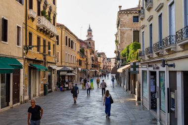 Venedik, İtalya - 30 Haziran 2020: Strada Nova adlı ticari caddenin görüntüsü. Turistler Strada Nova Caddesi 'nden hediyelik eşya alıyorlar..