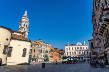 Venedik, İtalya - 30 Haziran 2020: Campo ve Chiesa Parrocchia di Santa Maria Formosa Venedik, İtalya, Avrupa