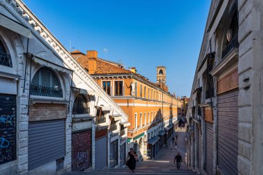 Venedik, İtalya - 30 Haziran 2020: Venedik, İtalya 'da Rialto Köprüsü ve Büyük Kanal. Venedik 'in mimarisi ve simgeleri. Gondollu Venedik kartpostalı