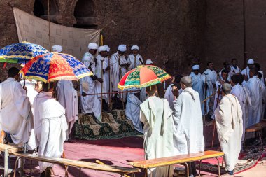 Lalibela, Etiyopya - 13 Şubat 2020: Bet Maryam Kilisesi 'nde Etiyopya halkı, Lalibela, Etiyopya Afrika' da St. Mary Kilisesi