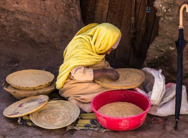 Lalibela, Etiyopya - 13 Şubat 2020: Bet Maryam Kilisesi 'nde Etiyopya halkı, Lalibela, Etiyopya Afrika' da St. Mary Kilisesi